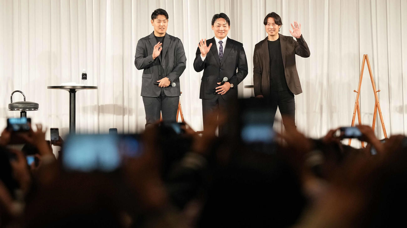新春トークショーでファンに手を振る巨人の、左から岡本和、丸、亀井コーチ（撮影・鈴木みどり）