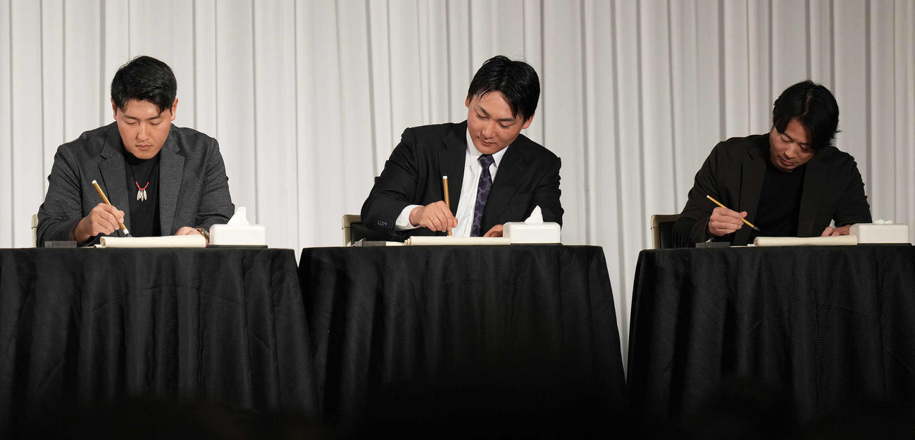 新春トークショーで書き初めに挑戦する巨人の、左から岡本和、丸、亀井コーチ（撮影・鈴木みどり）