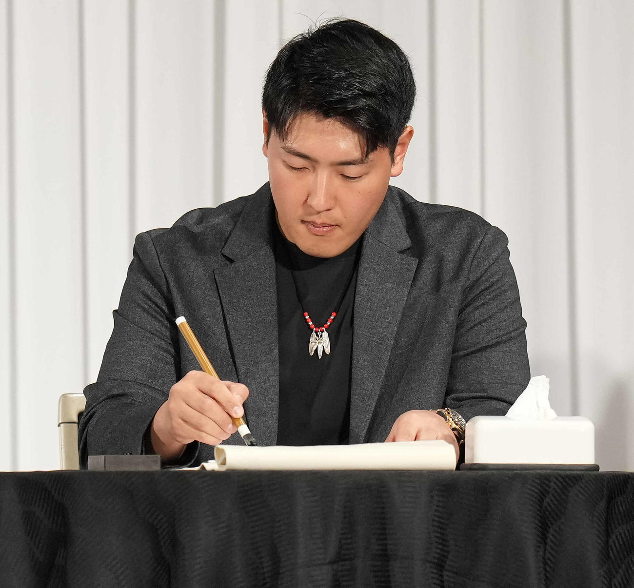 新春トークショーで書き初めに挑戦する巨人岡本和（撮影・鈴木みどり）