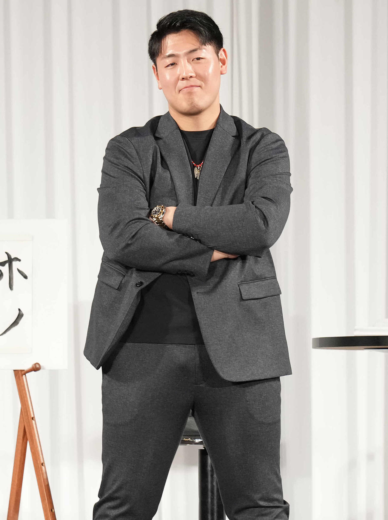 新春トークショーのジェスチャークイズでアロザレーナのまねをする巨人岡本和（撮影・鈴木みどり）