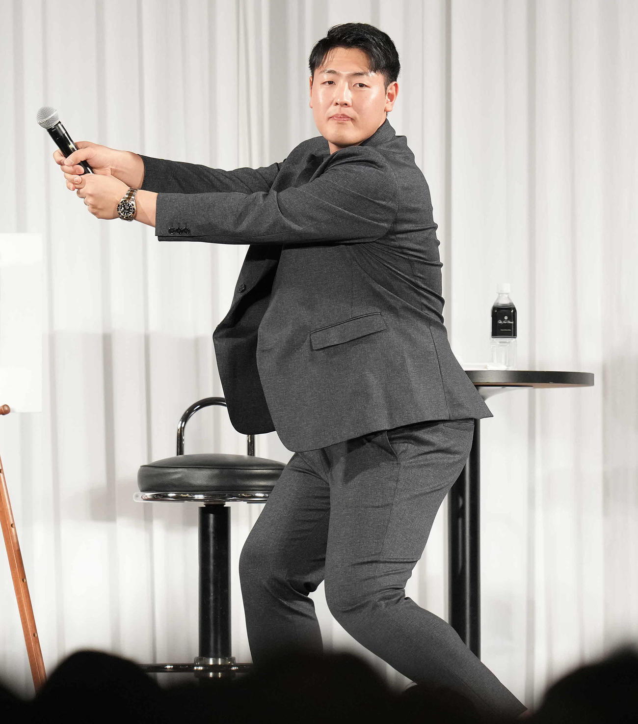 新春トークショーのジェスチャークイズでDeNA牧のまねをする巨人岡本和（撮影・鈴木みどり）