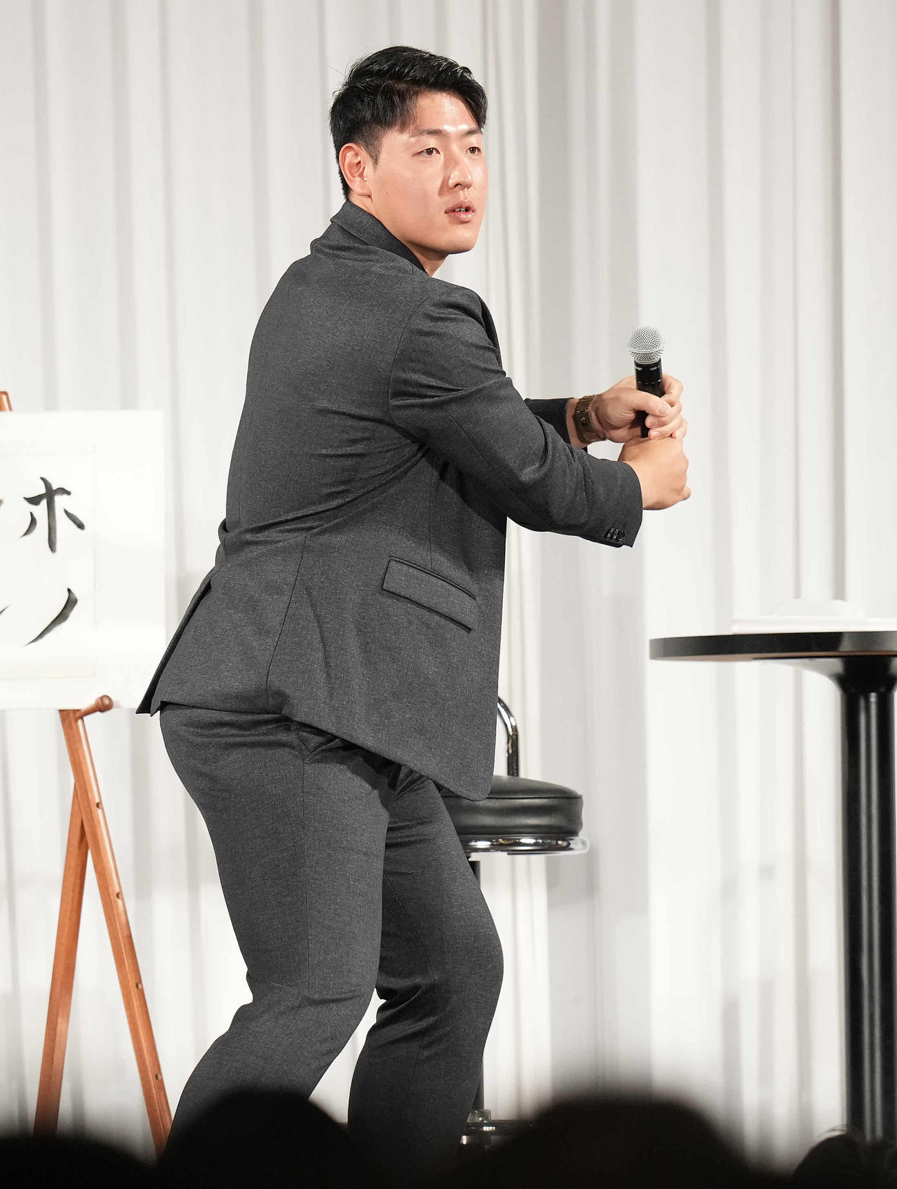 新春トークショーのジェスチャークイズでヤクルト村上のまねをする巨人岡本和（撮影・鈴木みどり）