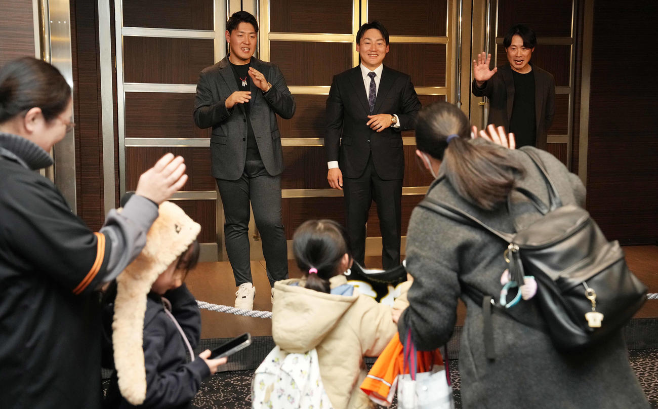 新春トークショーでファンをお見送りする巨人の、左から岡本和、丸、亀井コーチ（撮影・鈴木みどり）
