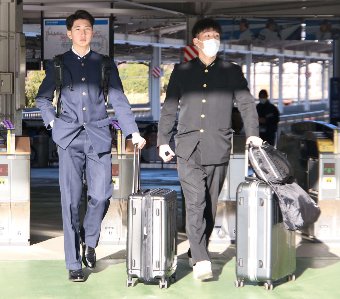 入寮した西武育成ドラフト3位の川下（左）とドラフト4位の成田（撮影・山崎純一）