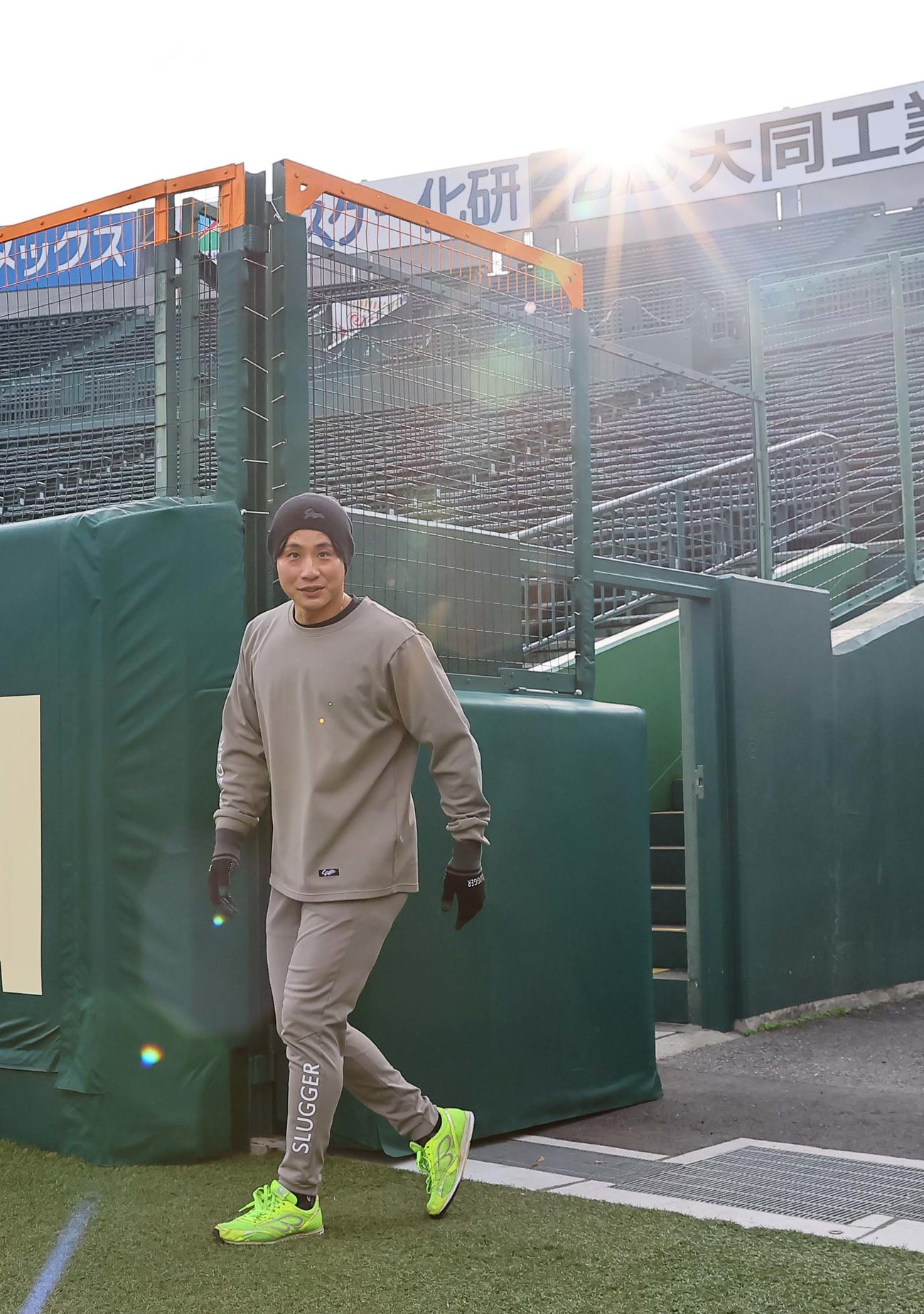 自主トレで甲子園球場に入る木浪（撮影・上田博志）