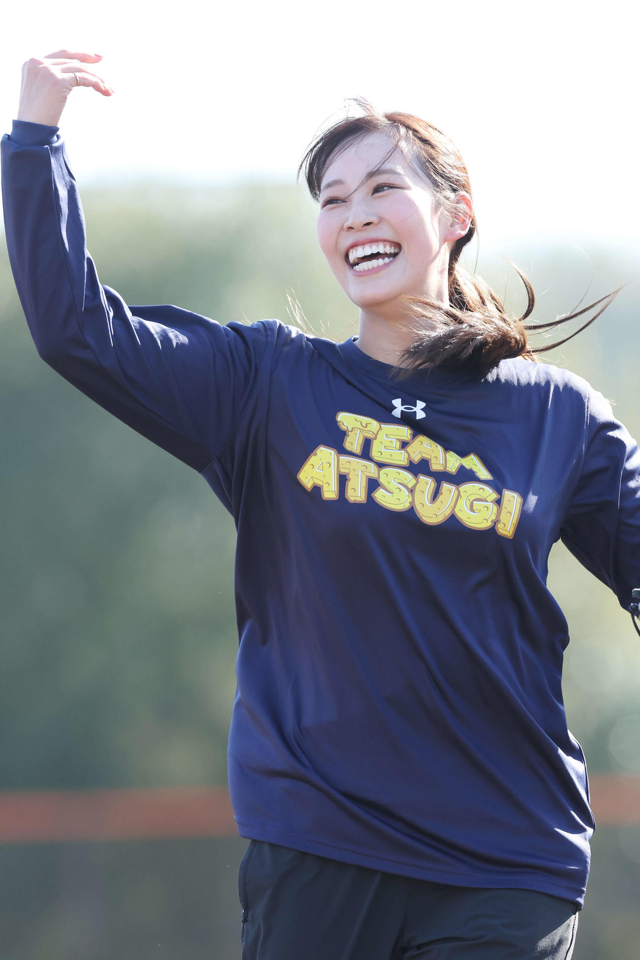 DeNAの自主トレに参加し、笑顔を見せる女子ゴルファーの鈴木愛佳子（撮影・宮地輝）