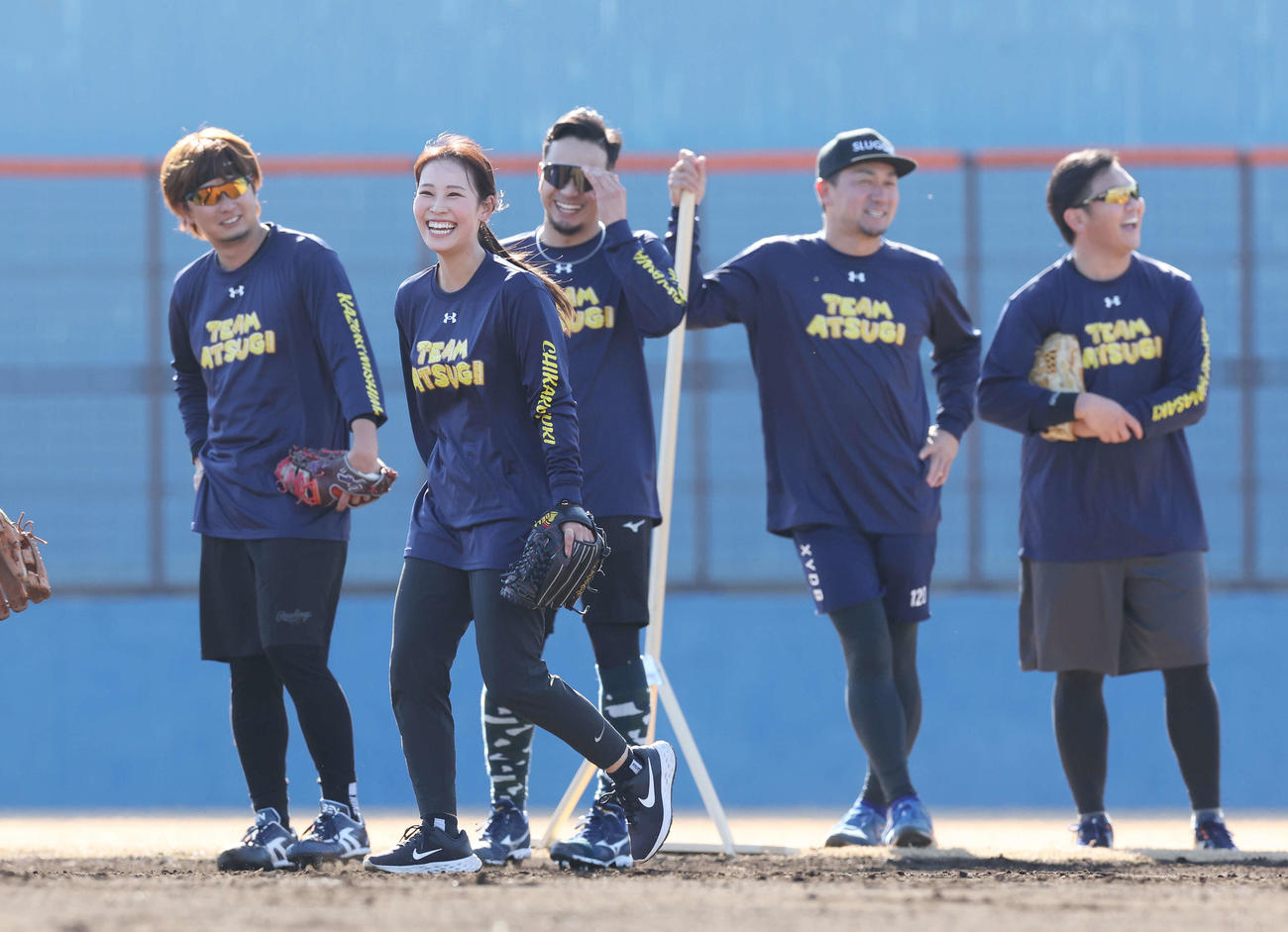 DeNAの自主トレに参加し、選手たちと笑顔を見せる女子ゴルファーの鈴木愛佳子（左から2人目）（撮影・宮地輝）