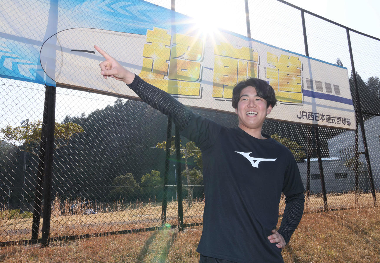 自主トレを公開した阪神ドラフト5位の石黒佑弥。新幹線並みの超特急で「超前進」を誓う（撮影・加藤孝規）