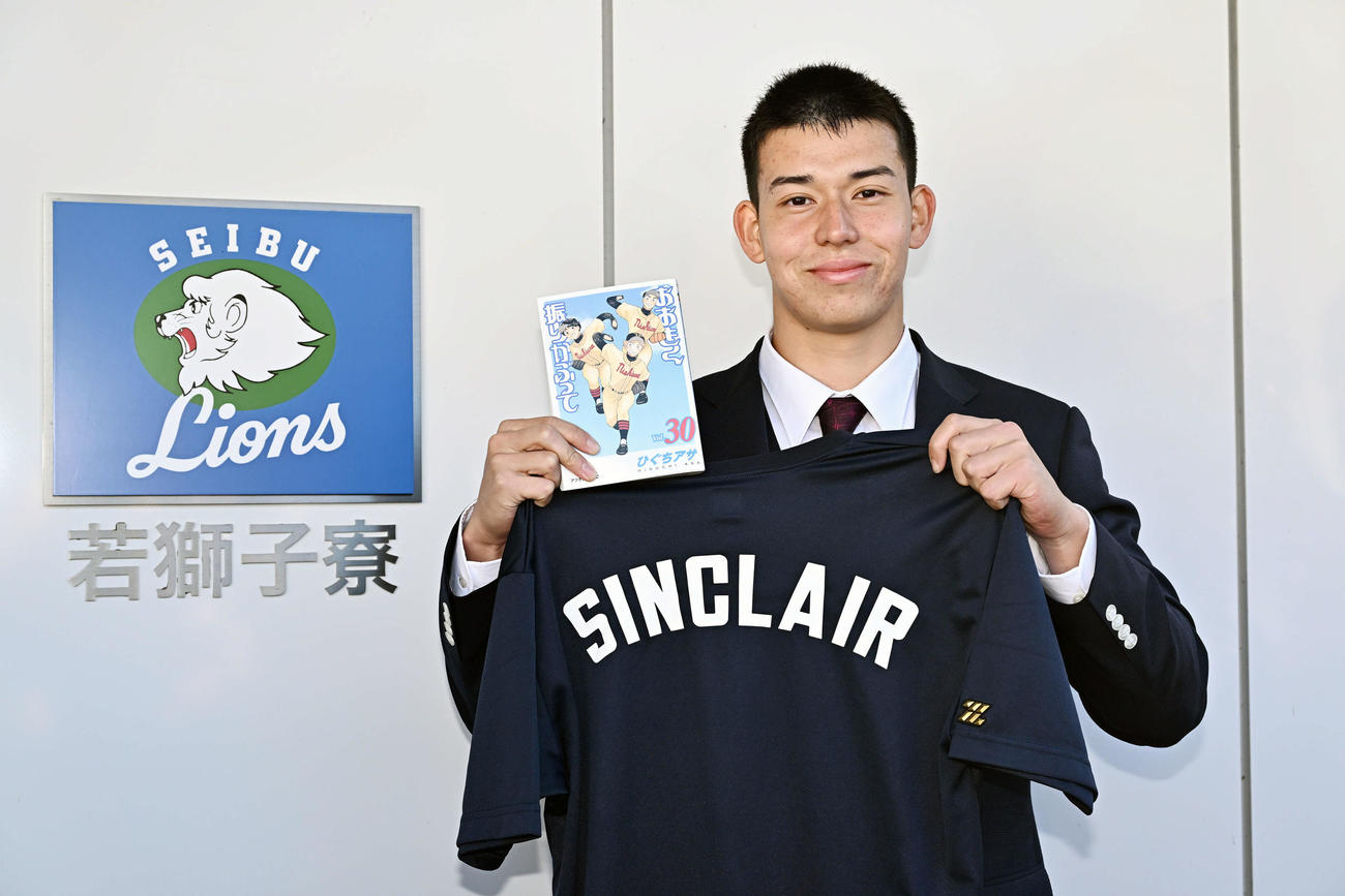 入寮した西武育成1位の四国IL徳島・シンクレアは野球のマンガ本と名前入りのTシャツを持参した（撮影・滝沢徹郎）