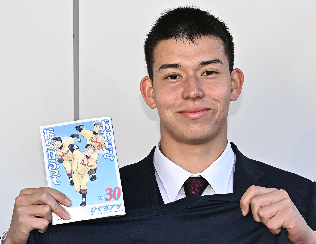 入寮した西武育成1位の四国IL徳島・シンクレアが持参した野球のマンガ本（撮影・滝沢徹郎）