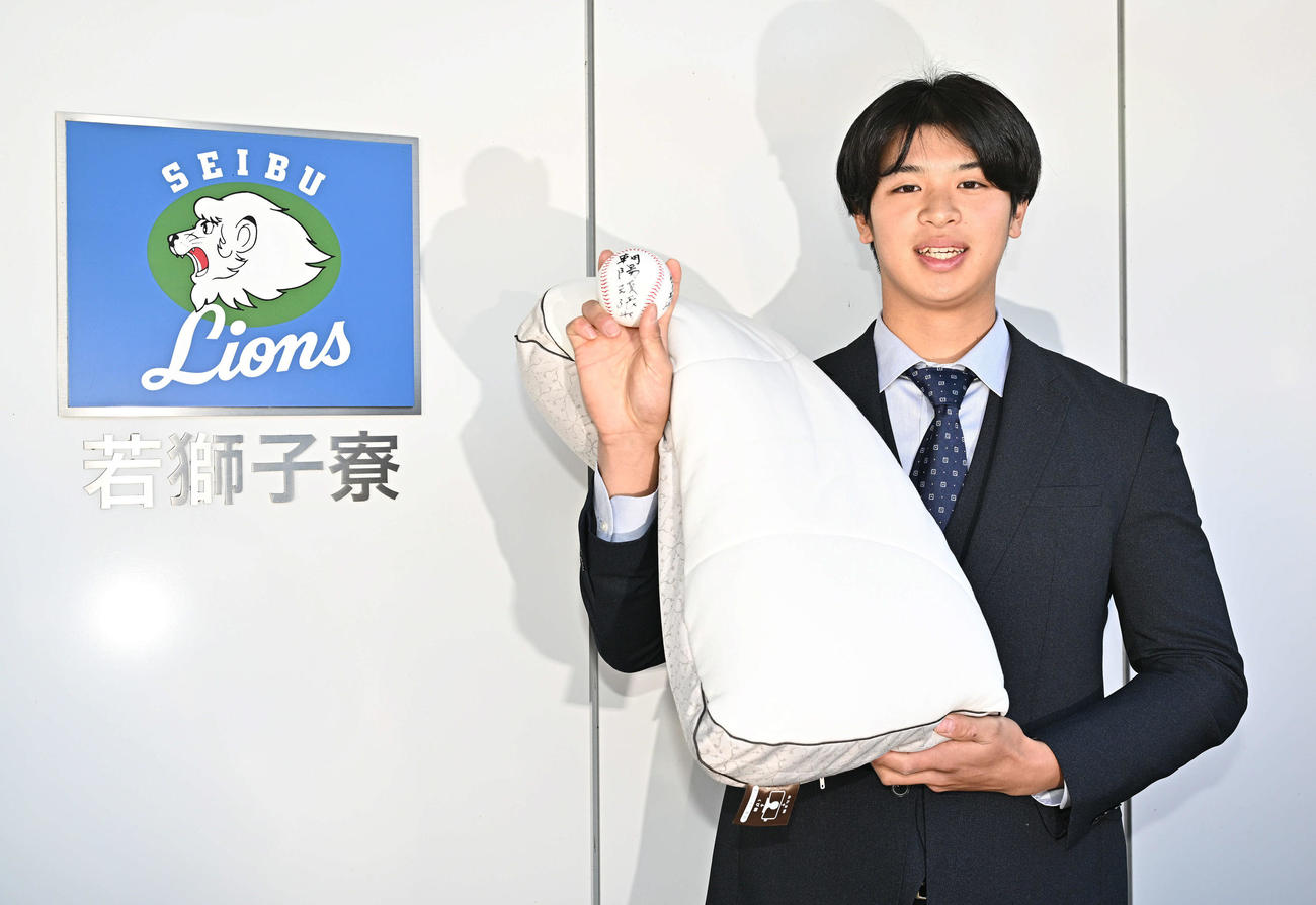 入寮した西武育成2位の四国IL徳島・谷口は鈴木スカウトからプレゼントされた激励メッセージ入りのボールと枕を持参した（撮影・滝沢徹郎）