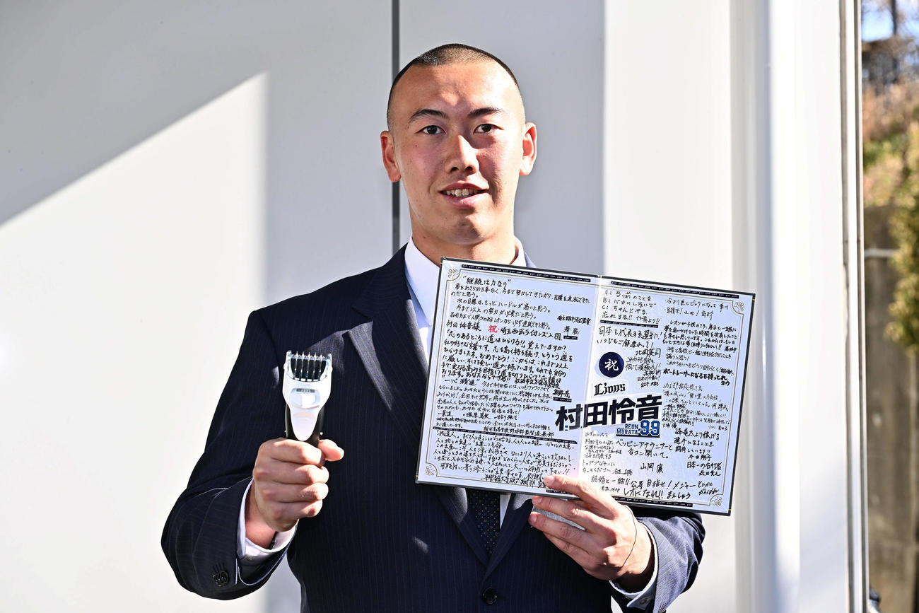 入寮する西武ドラフト6位の皇学館大・村田はバリカンと寄せ書きを持ち込んだ（撮影・滝沢徹郎）