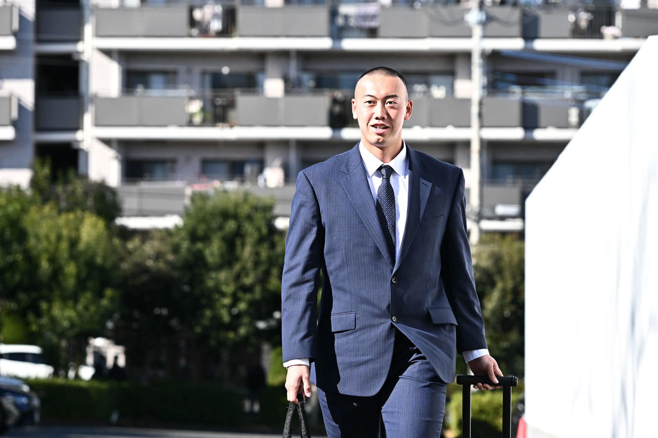 入寮する西武ドラフト6位の皇学館大・村田（撮影・滝沢徹郎）