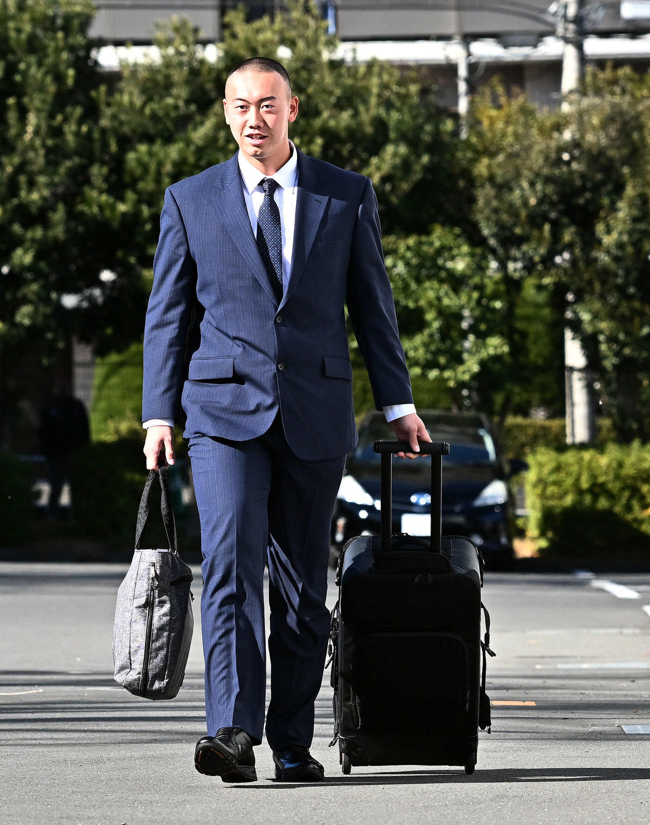 入寮する西武ドラフト6位の皇学館大・村田（撮影・滝沢徹郎）