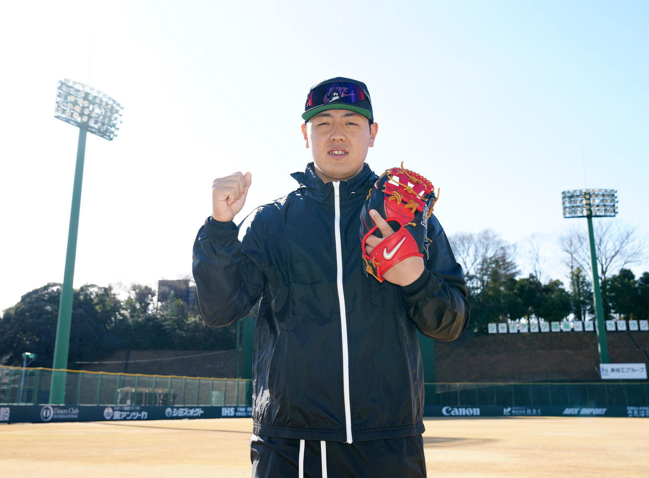 自主トレを公開し写真に納まる巨人岡本和（撮影・江口和貴）