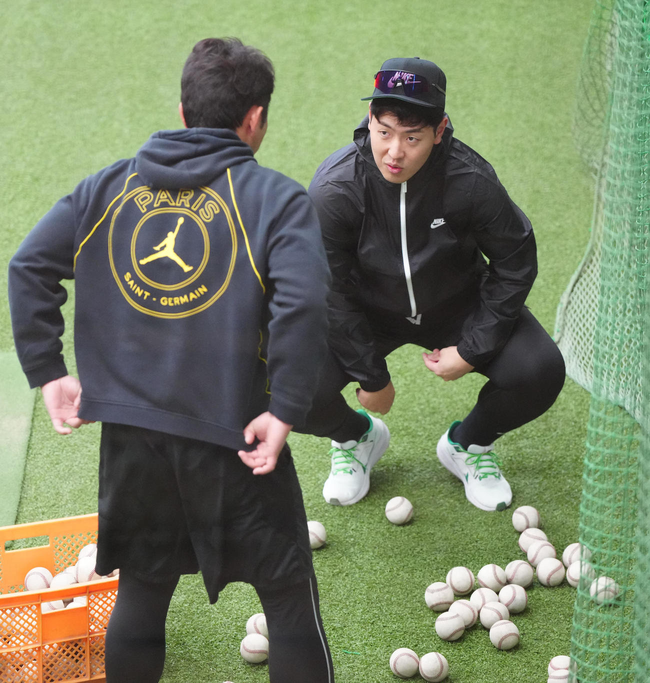 自主トレに臨む巨人岡本和（右）（撮影・江口和貴）