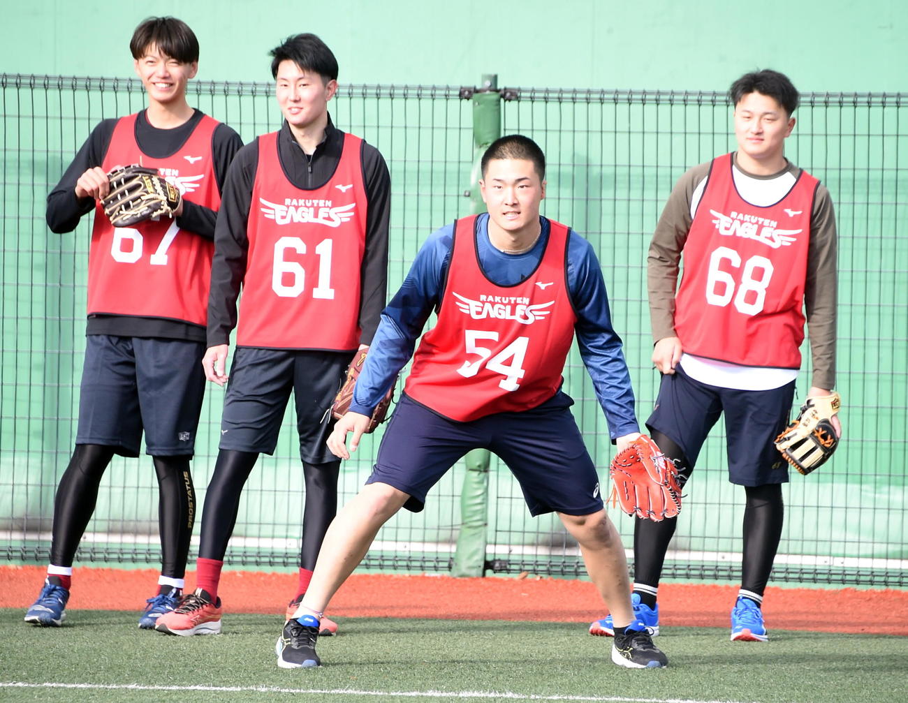 雪もぱらつく寒さの中、ハーフパンツ姿でノックを受ける楽天ドラフト3位・日当（右から2人目）ら（撮影・山田愛斗）