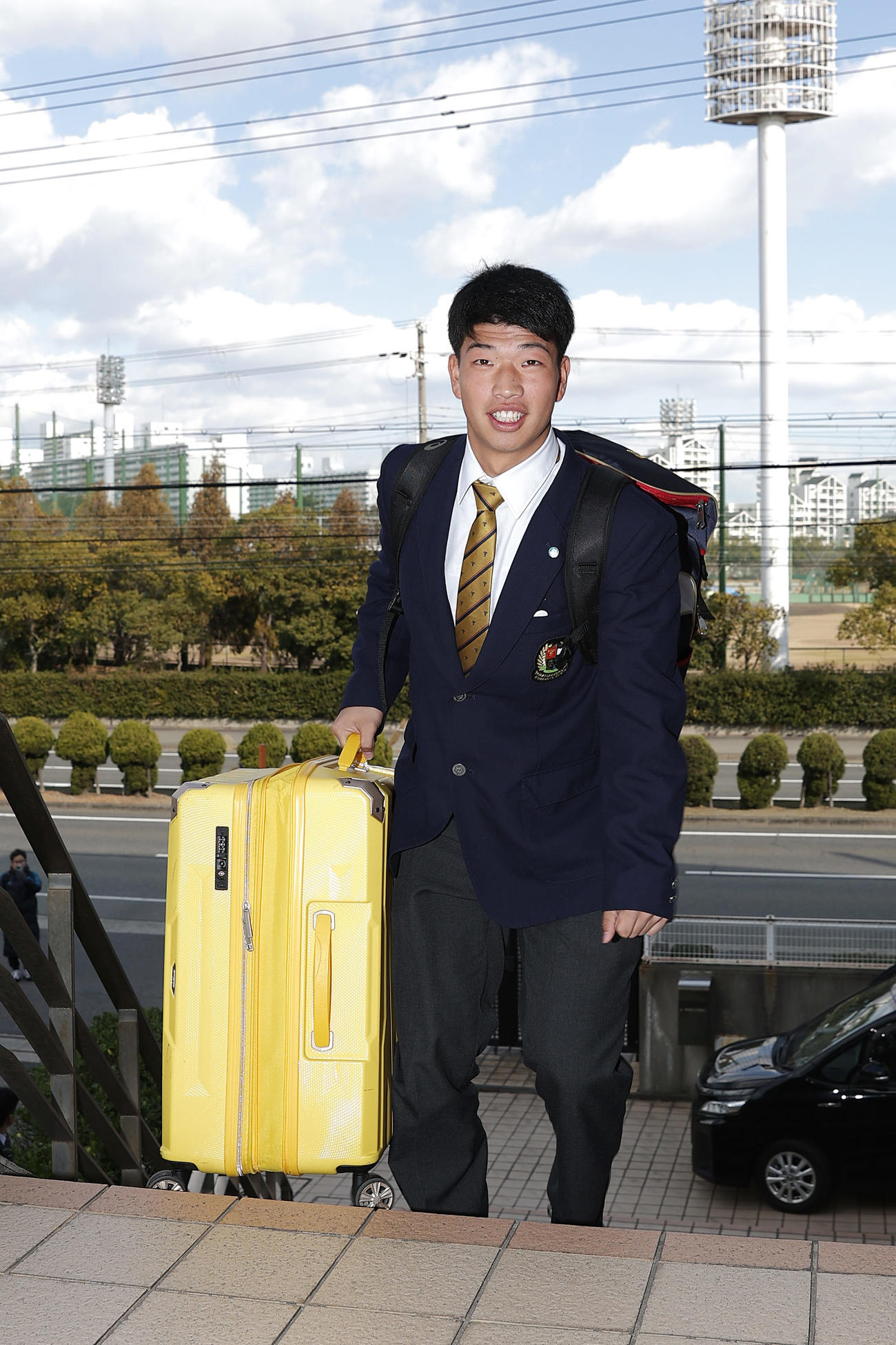 荷物を手に虎風壮に入寮する阪神百崎（撮影・前田充）