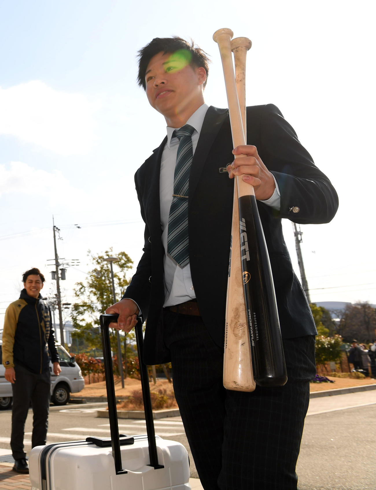 入寮するドラフト1位の横山聖哉（撮影・前岡正明）
