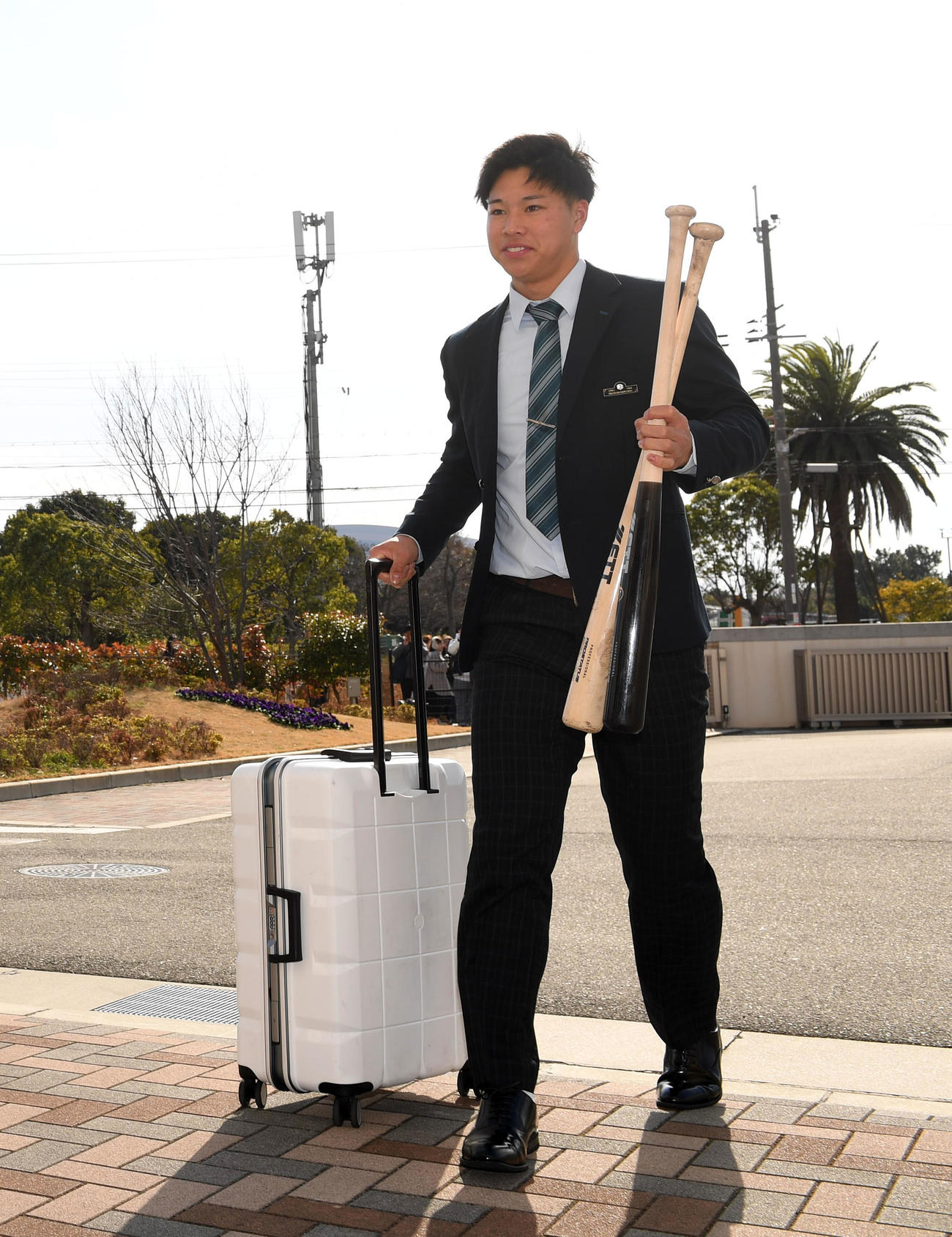 入寮するドラフト1位の横山聖哉（撮影・前岡正明）