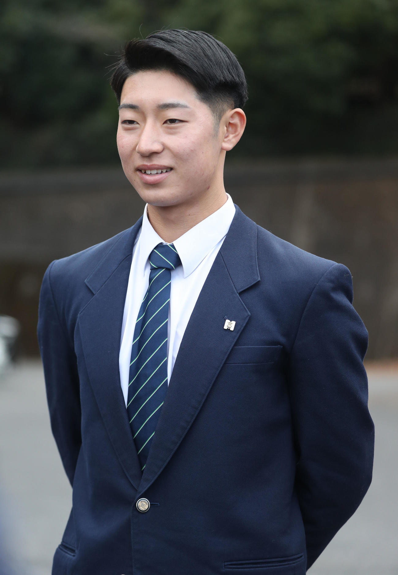 入寮し囲み取材に応じる日本ハムドラフト5位星野（撮影・佐藤翔太）