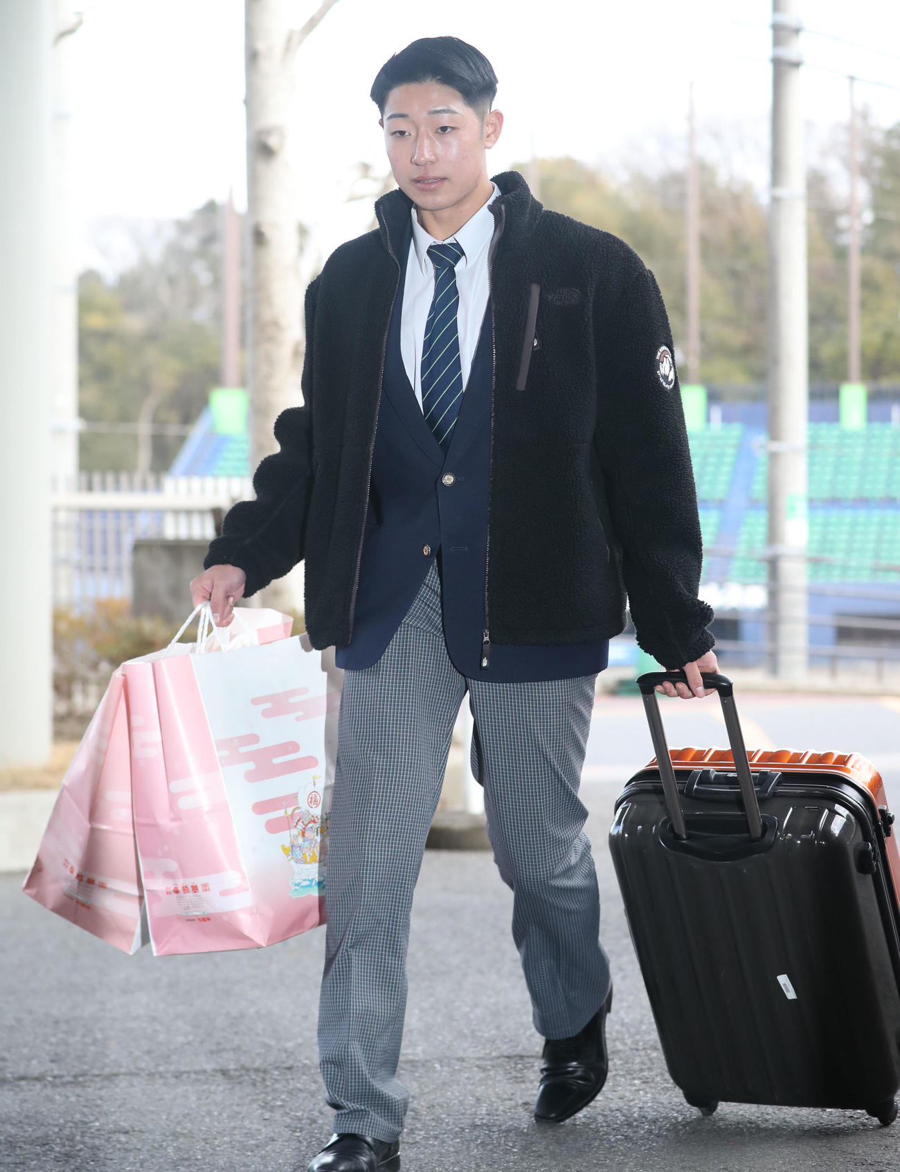 荷物を持って入寮する日本ハムドラフト5位星野（撮影・佐藤翔太）