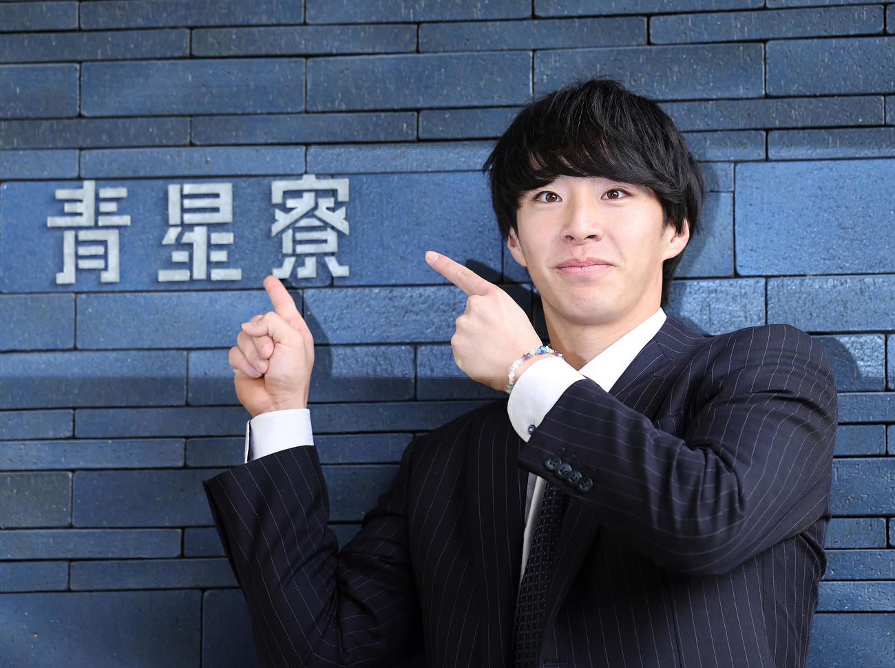 DeNAドラフト1位度会は青星寮に入寮し、表札を指さし笑顔（撮影・足立雅史）