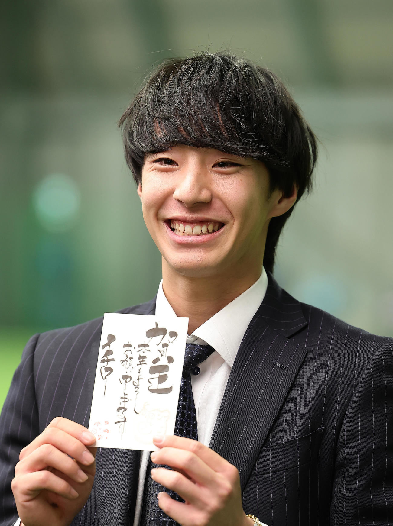 DeNAドラフト1位度会は青星寮に入寮し、イチロー氏からの年賀状を披露し笑顔（撮影・足立雅史）