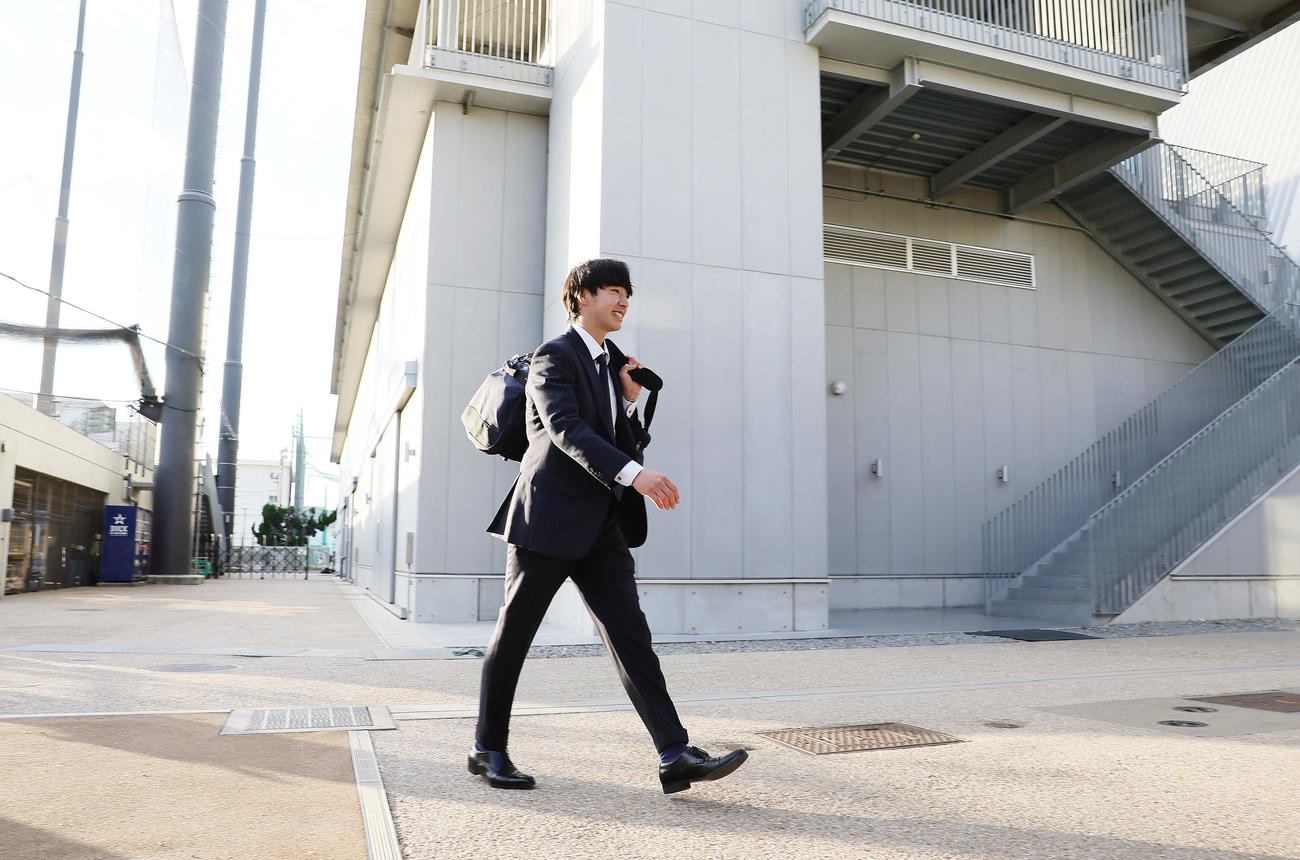 青星寮に入寮したDeNAドラフト1位度会（撮影・足立雅史）