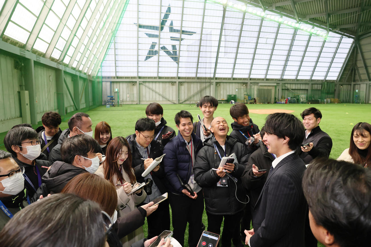 DeNAドラフト1位度会は青星寮に入寮し、室内練習場の星マークの下で取材に応じる（撮影・足立雅史）