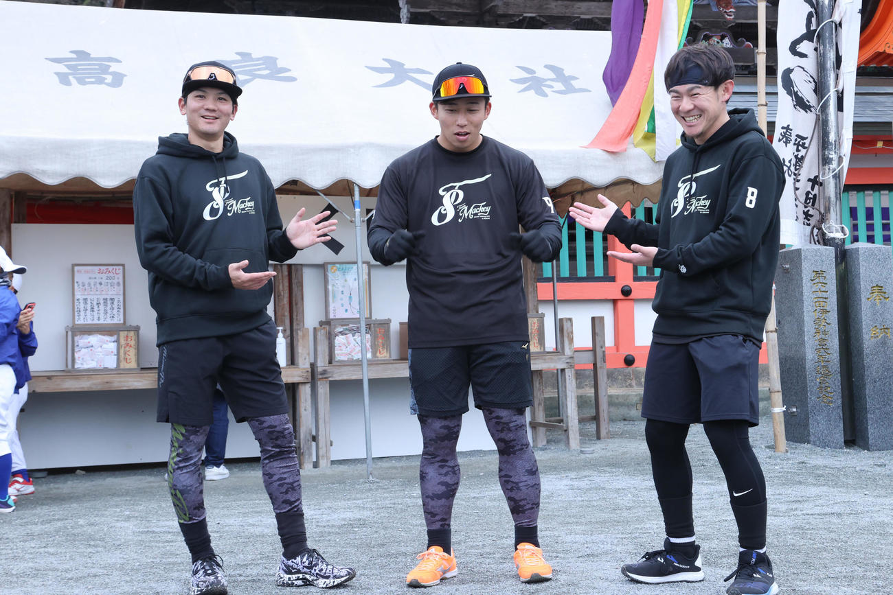 高良大社を背に記念撮影に納まる左から緒方、野村勇、牧原大（撮影・梅根麻紀）