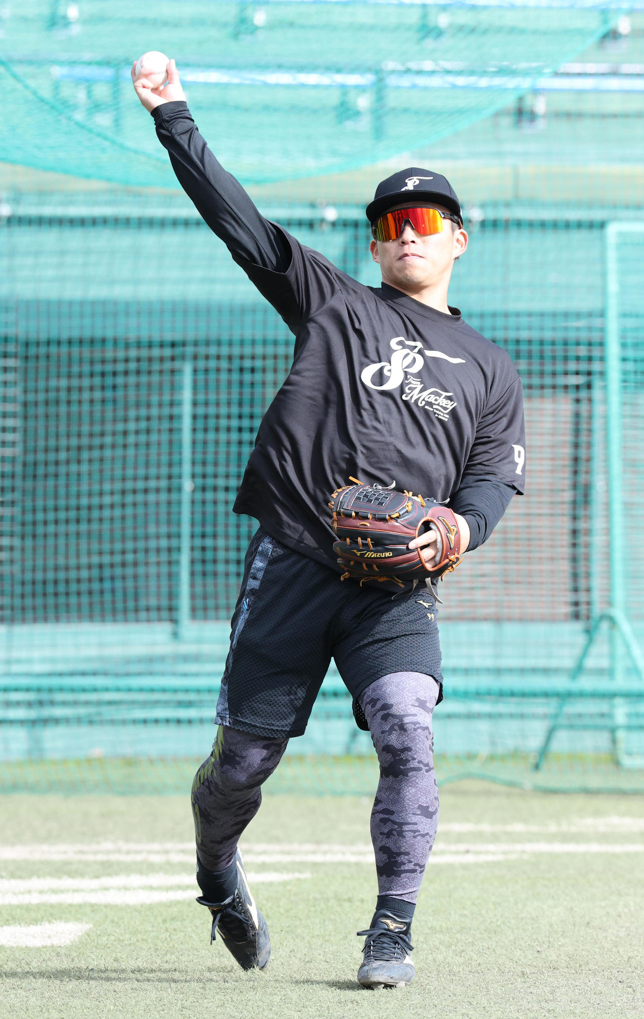 キャッチボールで体をほぐす野村勇（撮影・梅根麻紀）