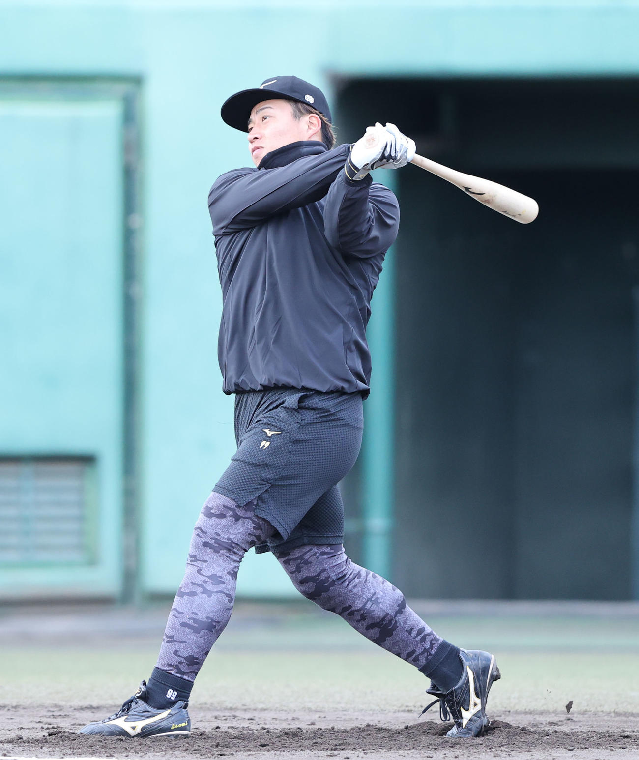 ロングティーで汗を流す野村勇（撮影・梅根麻紀）