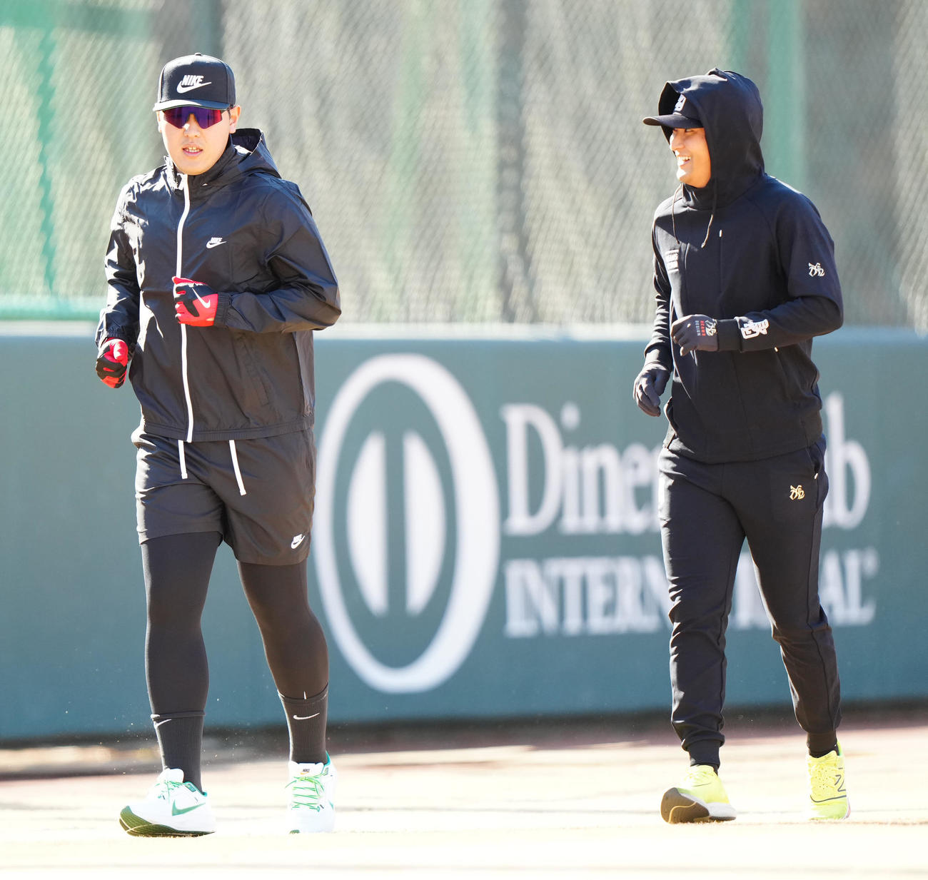 自主トレでランニングする巨人吉川（右）と岡本和（撮影・江口和貴）