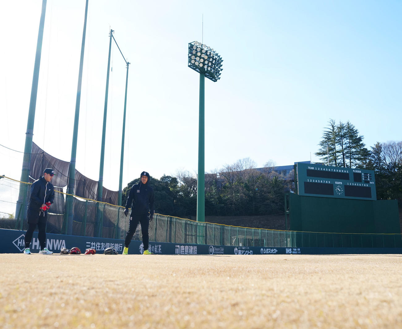 自主トレを行う巨人吉川（右）と岡本和（撮影・江口和貴）