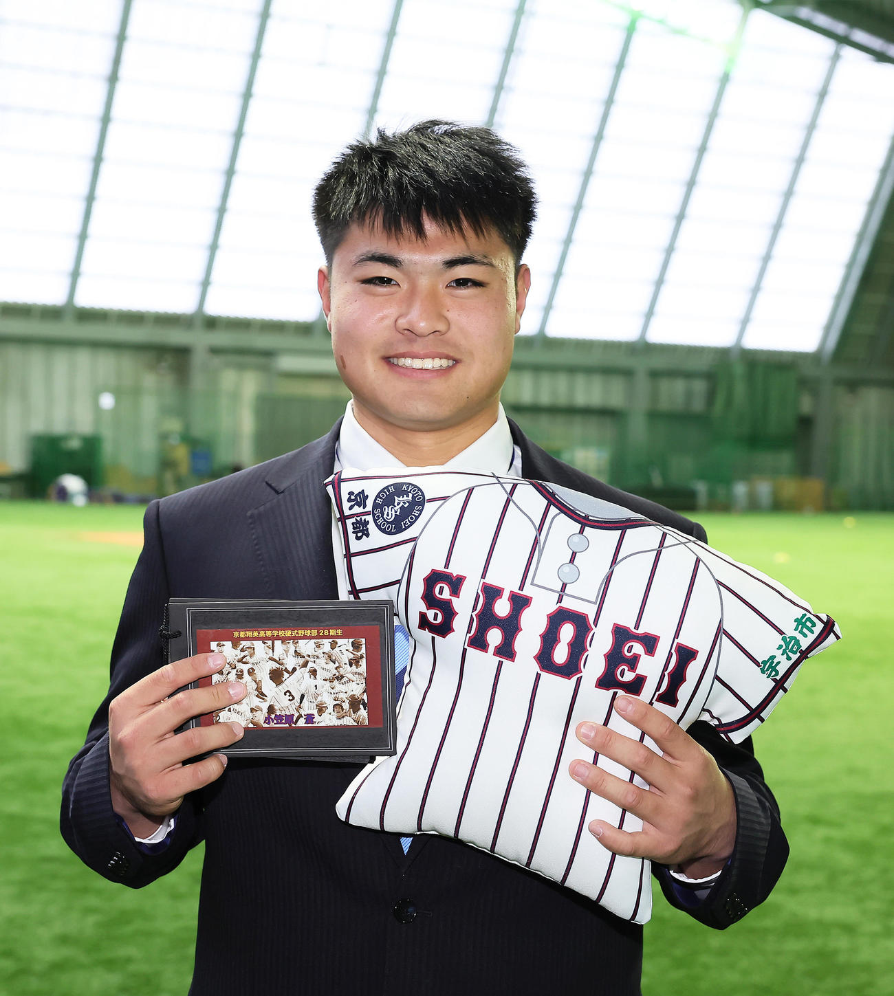 DeNA育成3位小笠原は青星寮に入寮し、記念のクッションとカードを手に笑顔（撮影・足立雅史）