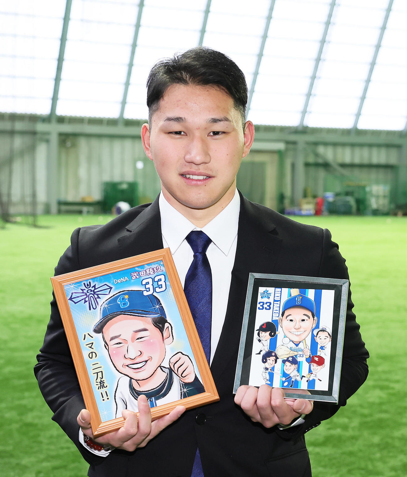 DeNAドラフト3位武田は青星寮に入寮し、自身の似顔絵を手に笑顔（撮影・足立雅史）