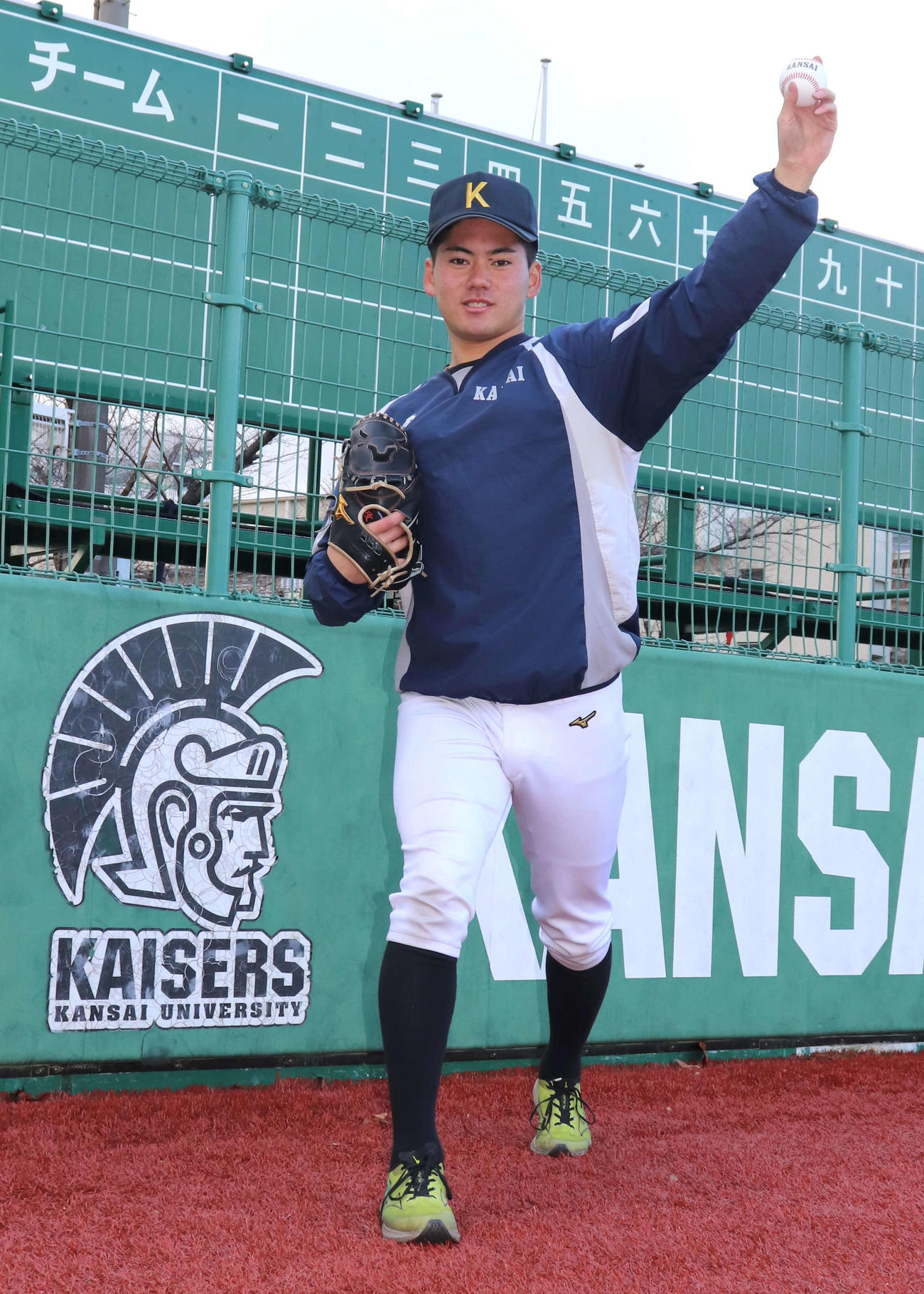 投球フォームを披露する関大・金丸夢斗（撮影・中島麗）