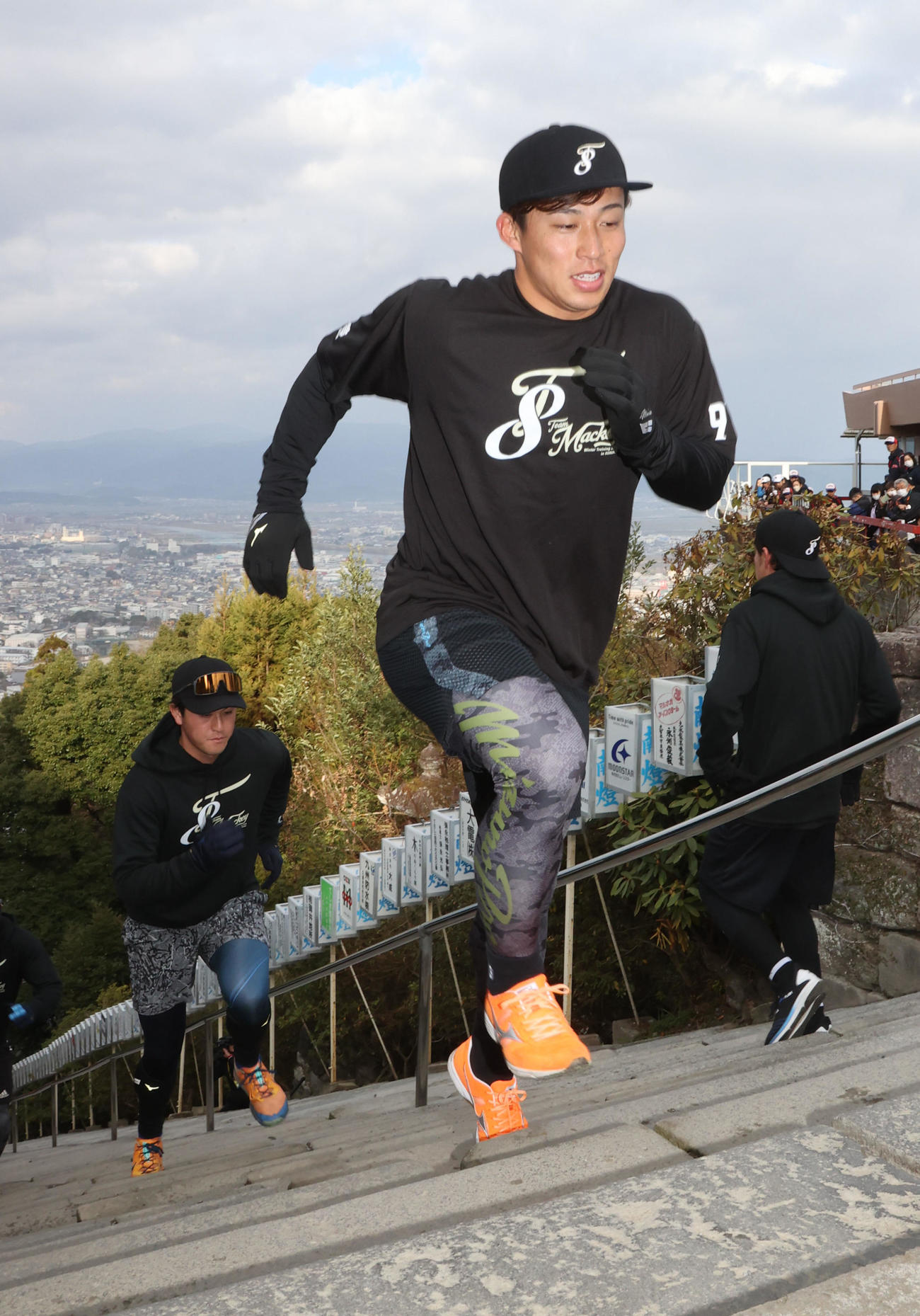 高良大社の階段を駆け上がる野村勇（撮影・梅根麻紀）