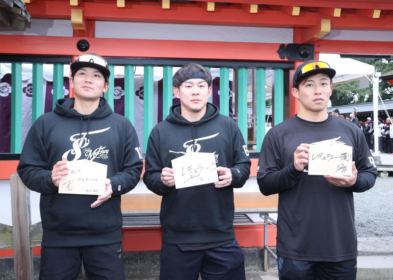 絵馬に目標を書き入れた左から緒方、牧原大、野村勇（撮影・梅根麻紀）