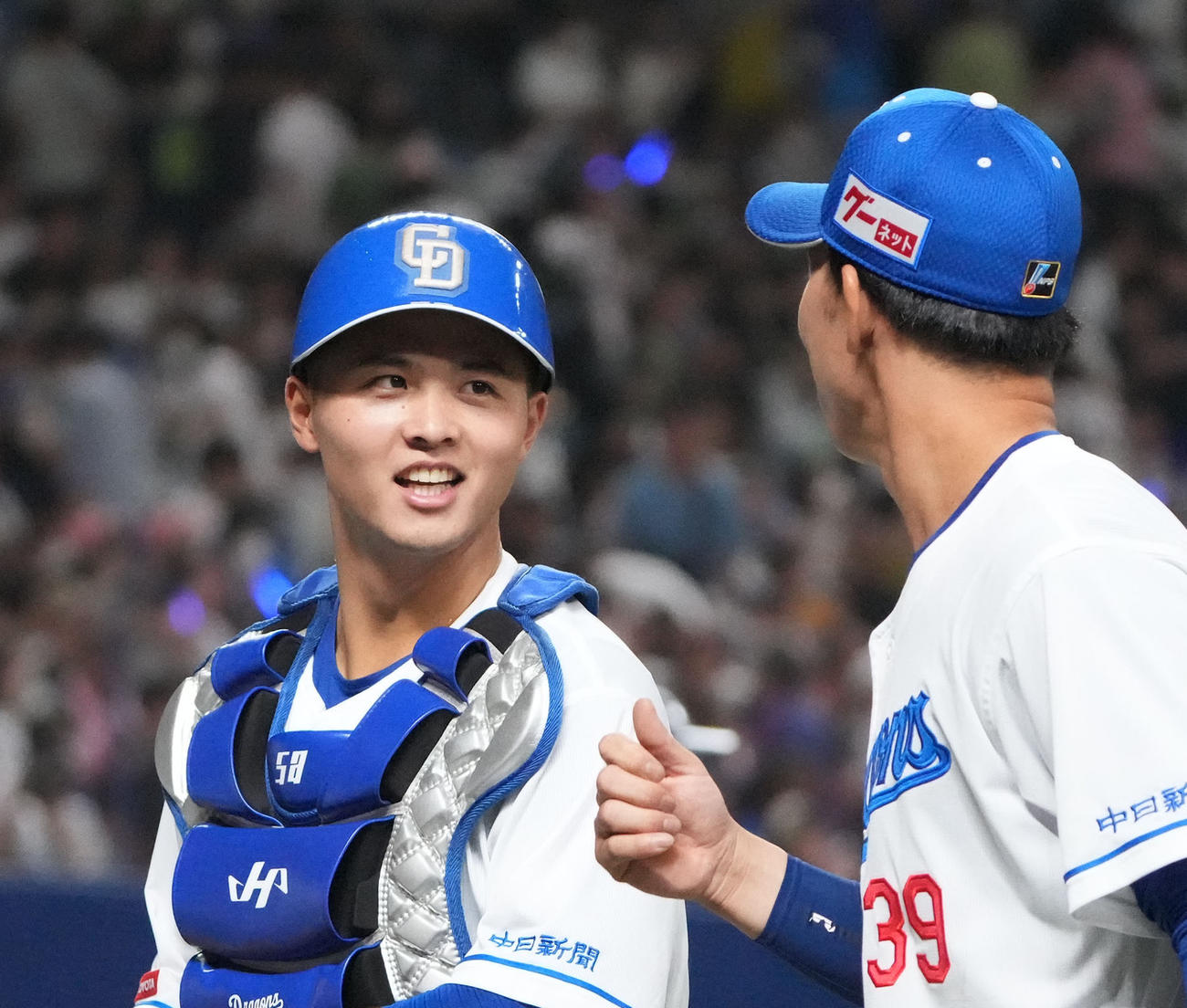 中日宇佐見真吾（右）と言葉を交わす石橋康太（2023年撮影）