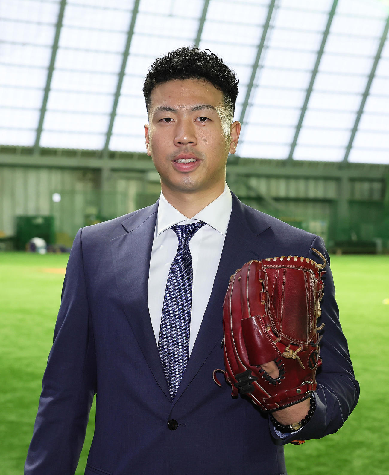 DeNAドラフト2位松本凌は青星寮に入寮し、グラブを手に笑顔（撮影・足立雅史）