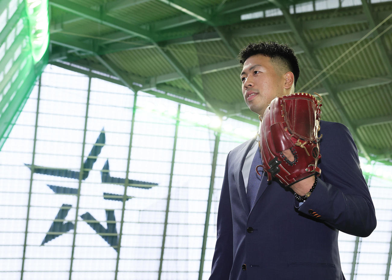 DeNAドラフト2位松本凌は青星寮に入寮し、グラブを手に笑顔（撮影・足立雅史）