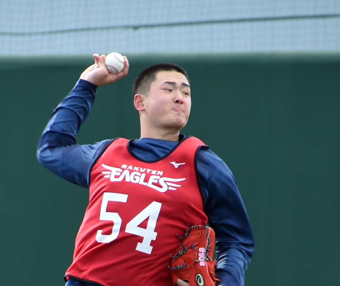 キャッチボールする楽天ドラフト3位・日当（撮影・山田愛斗）