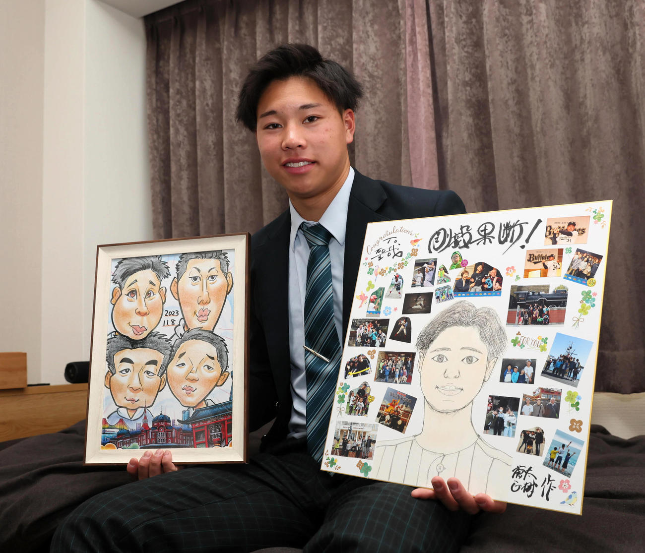 友人から贈られた似顔絵（左）と家族から贈られた寄せ書きを持って入寮したオリックスのドラフト1位横山