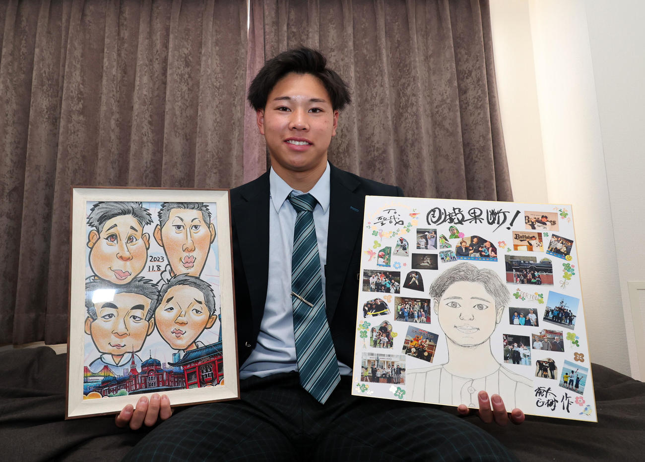 友人から贈られた似顔絵（左）と家族から贈られた寄せ書きを持って入寮したオリックスのドラフト1位横山