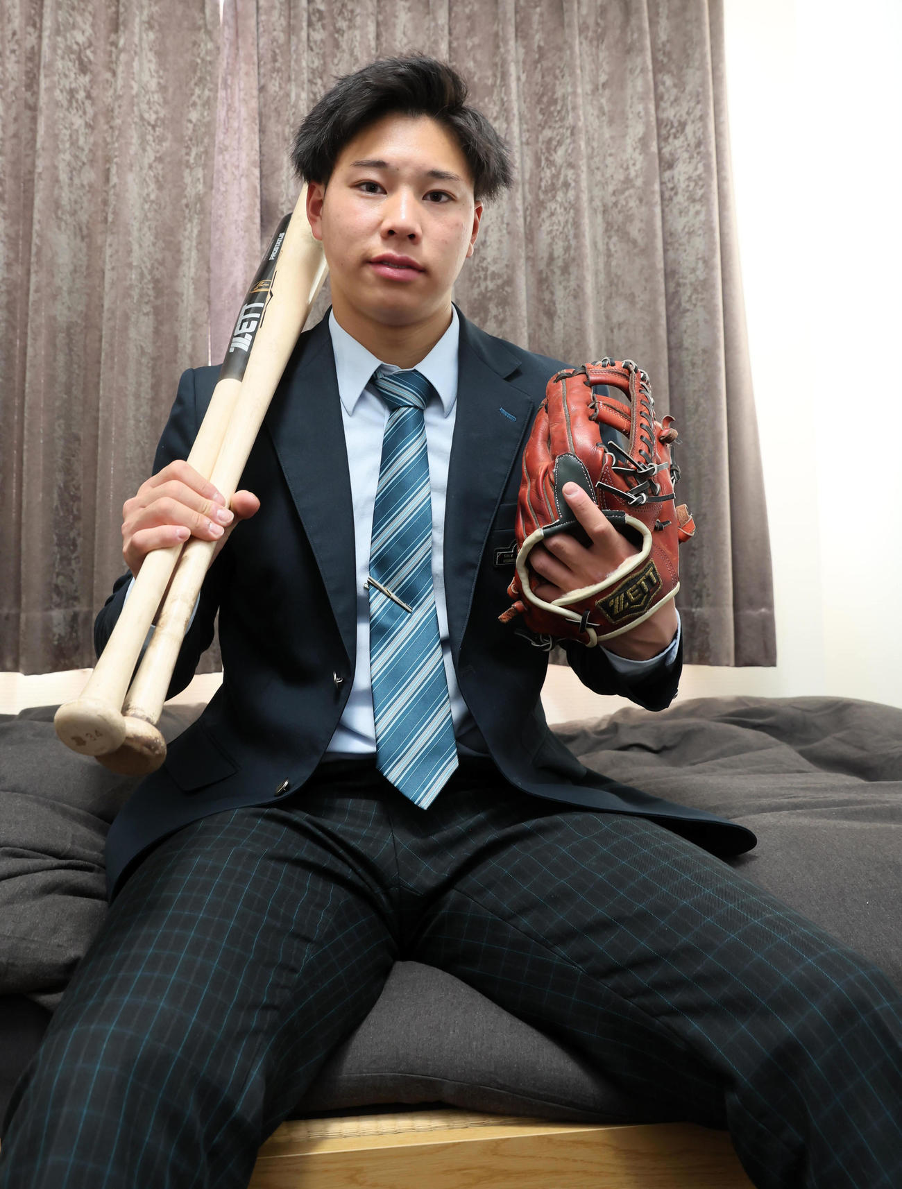 バットとグラブを手に新人自主トレに備えるオリックスのドラフト1位横山