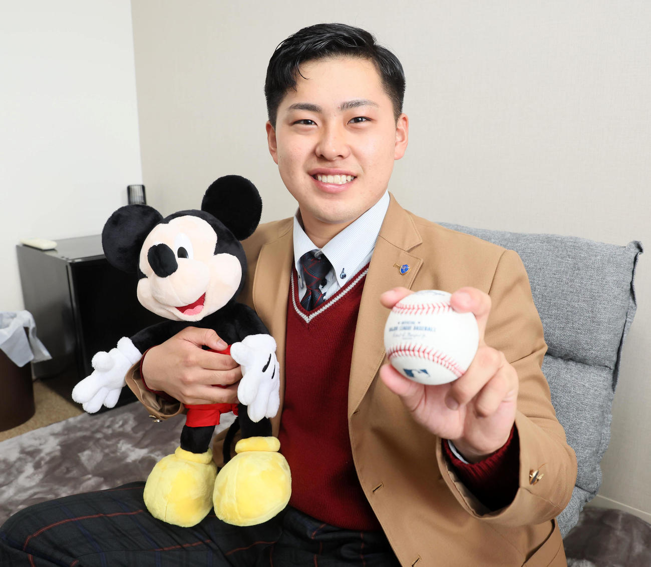 ミッキーマウスのぬいぐるみとメジャー球を持って入寮した東松（撮影・前岡正明）