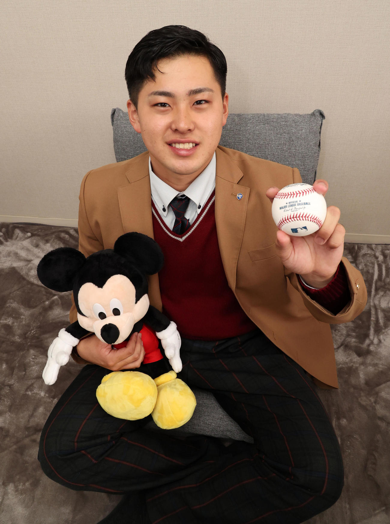 ミッキーマウスのぬいぐるみとメジャー球を持って入寮した東松（撮影・前岡正明）