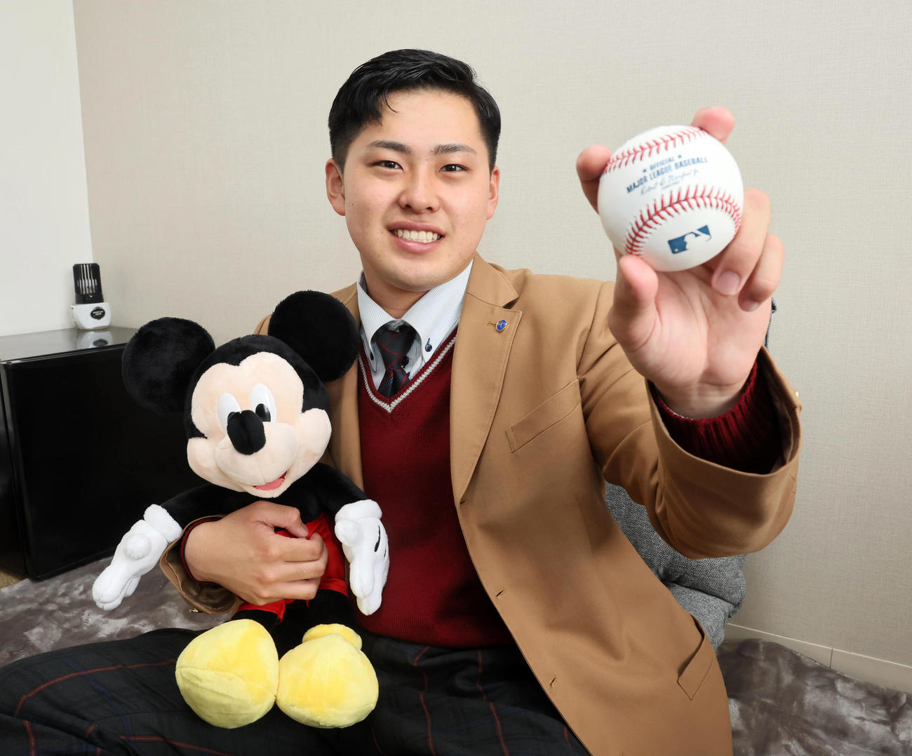 ミッキーマウスのぬいぐるみとメジャー球を持って入寮したオリックス3位の東松
